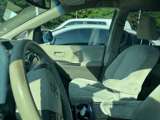 2013 Toyota Sienna LE 8 Passenger