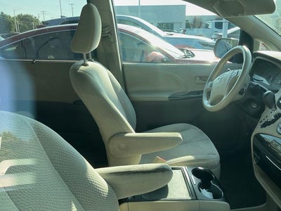 2013 Toyota Sienna LE 8 Passenger
