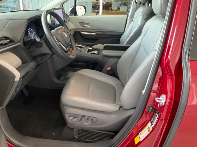 2021 Toyota Sienna XLE 8 Passenger