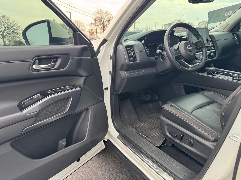 2023 Nissan Pathfinder SL